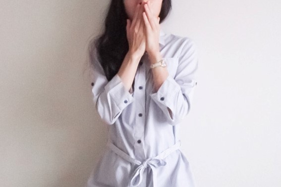 口をおさえる女性