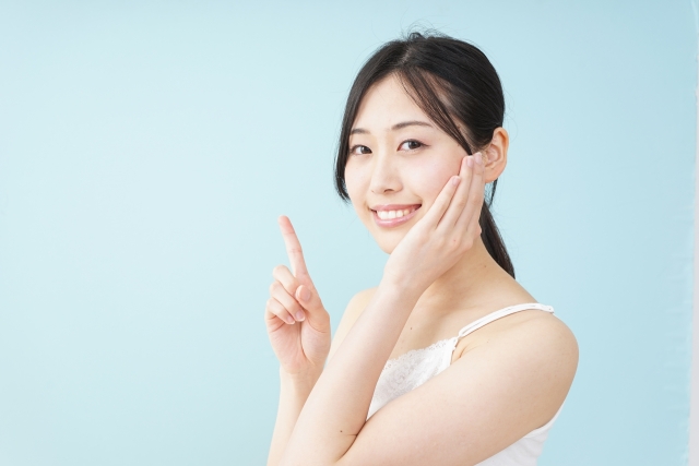 人さじ指を立てる女性