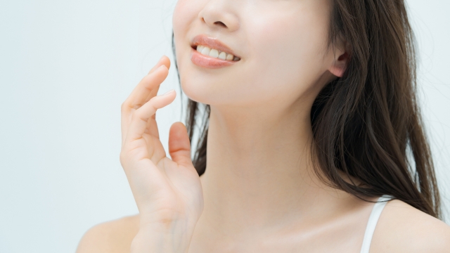 白い歯の女性
