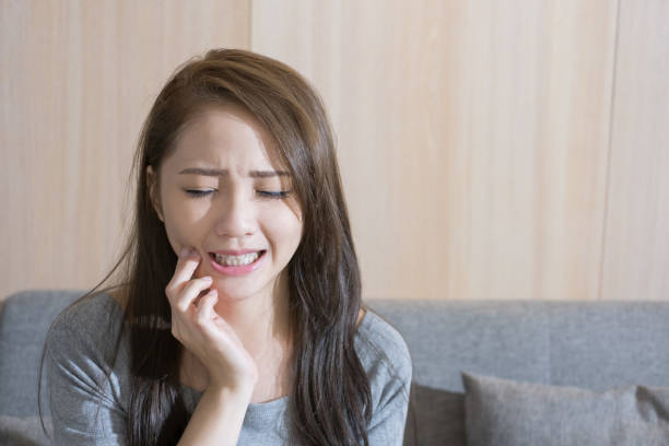 虫歯で悩む女性